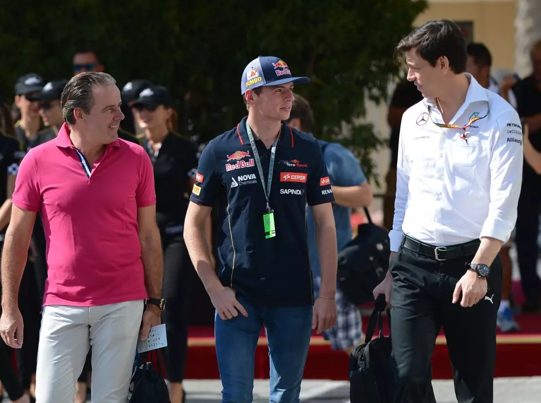 Max Verstappen, Toto Wolff Foto zur News: Toto Wolff über Verstappen: "Einen Handstand kann man schnell machen"