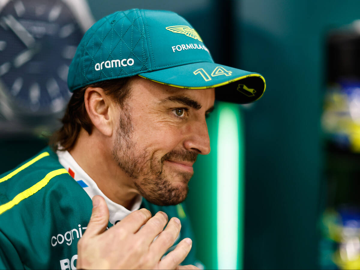 Foto zur News: Vertrag mit Aston Martin verlängert: Fernando Alonso bleibt bis Ende 2026!