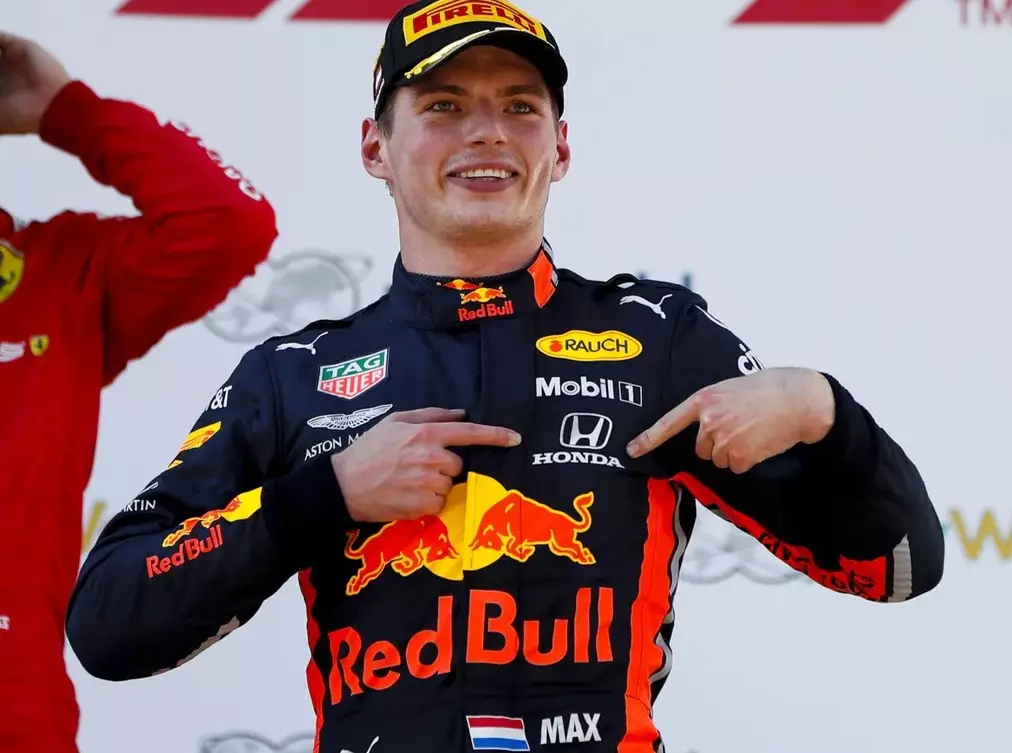 Max Verstappen zeigt auf das Honda-Logo auf seinem Overall nach dem Sieg in Österreich 2019 Foto zur News: Warum Max Verstappen Hondas erklärter Wunschfahrer ist