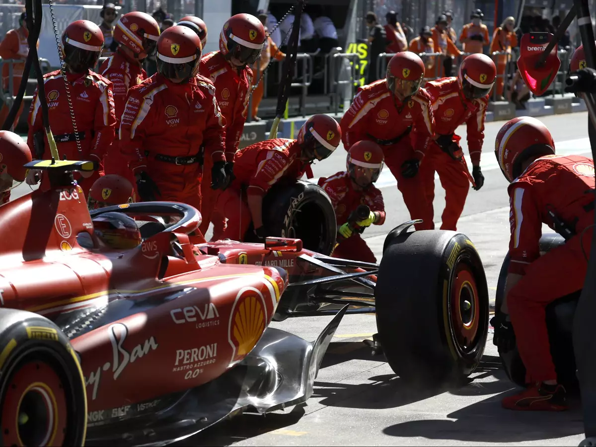 Carlos Sainz im Ferrari SF-24 beim Boxenstopp beim Formel-1-Rennen in Australien 2024 Foto zur News: Carlos Sainz: Warum bei Ferrari jetzt auch die Strategie sitzt