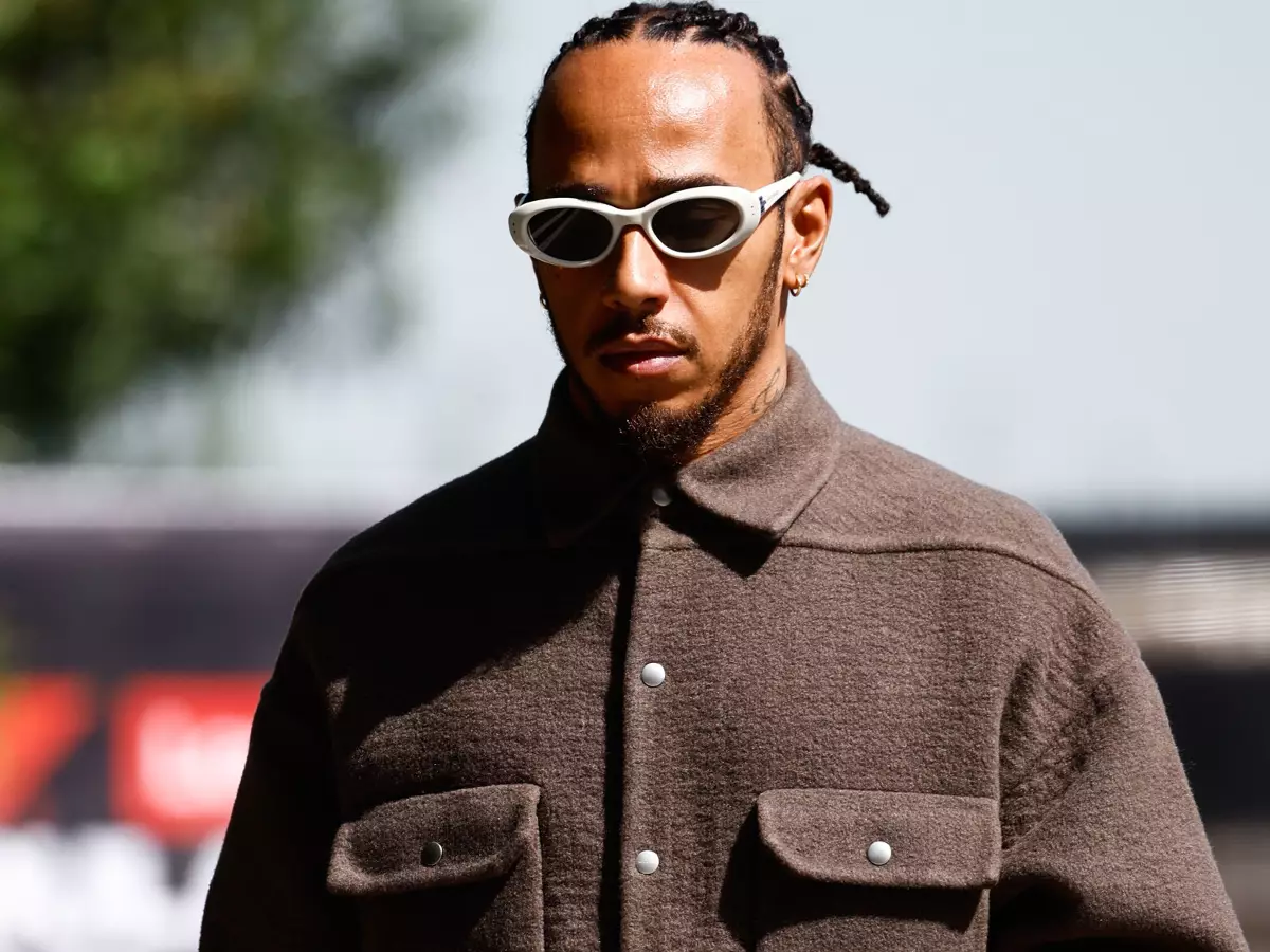 Lewis Hamilton (Mercedes) vor dem Formel-1-Rennen in China 2024 Foto zur News: Lewis Hamilton: Habe meinen Wechsel zu Ferrari nie infrage gestellt