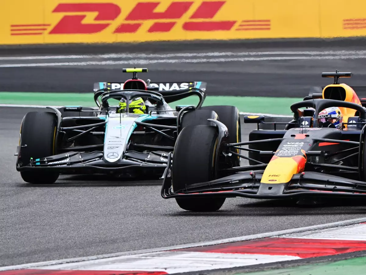 Foto zur News: Hamilton Zweiter - aber von Verstappen in langsamen Kurven "gekillt"