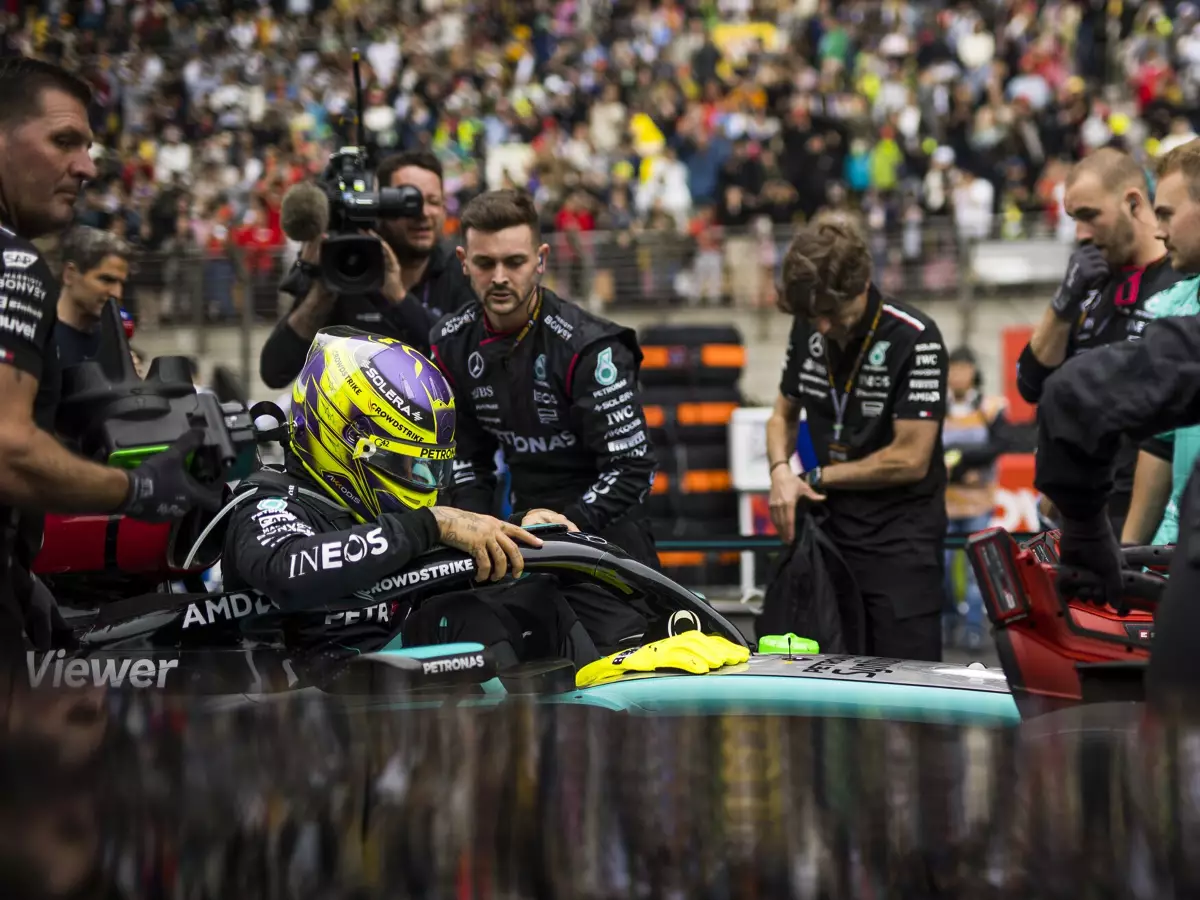 Noch klettert er für Mercedes ins Cockpit: Lewis Hamilton in China Foto zur News: Wolff über "Motzki" Hamilton: Entwicklungsrichtung "war so daneben"