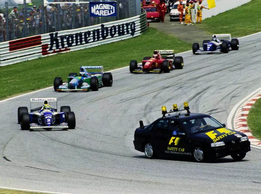 Foto zur News: Im Opel Vectra vor dem Feld: So erlebte der Safety-Car-Fahrer Imola 1994