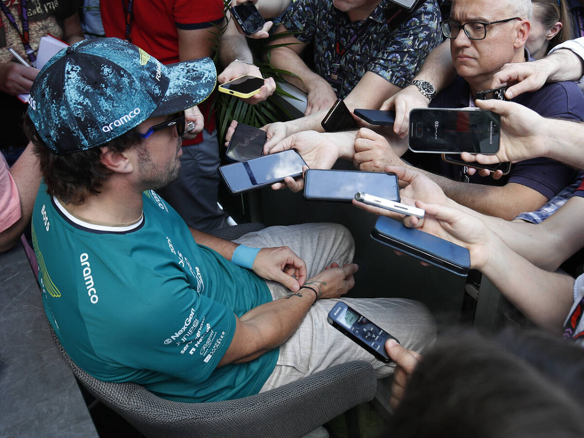 Foto zur News: Fernando Alonso mit Tapeverband: "Miami ist nicht unsere beste Strecke"