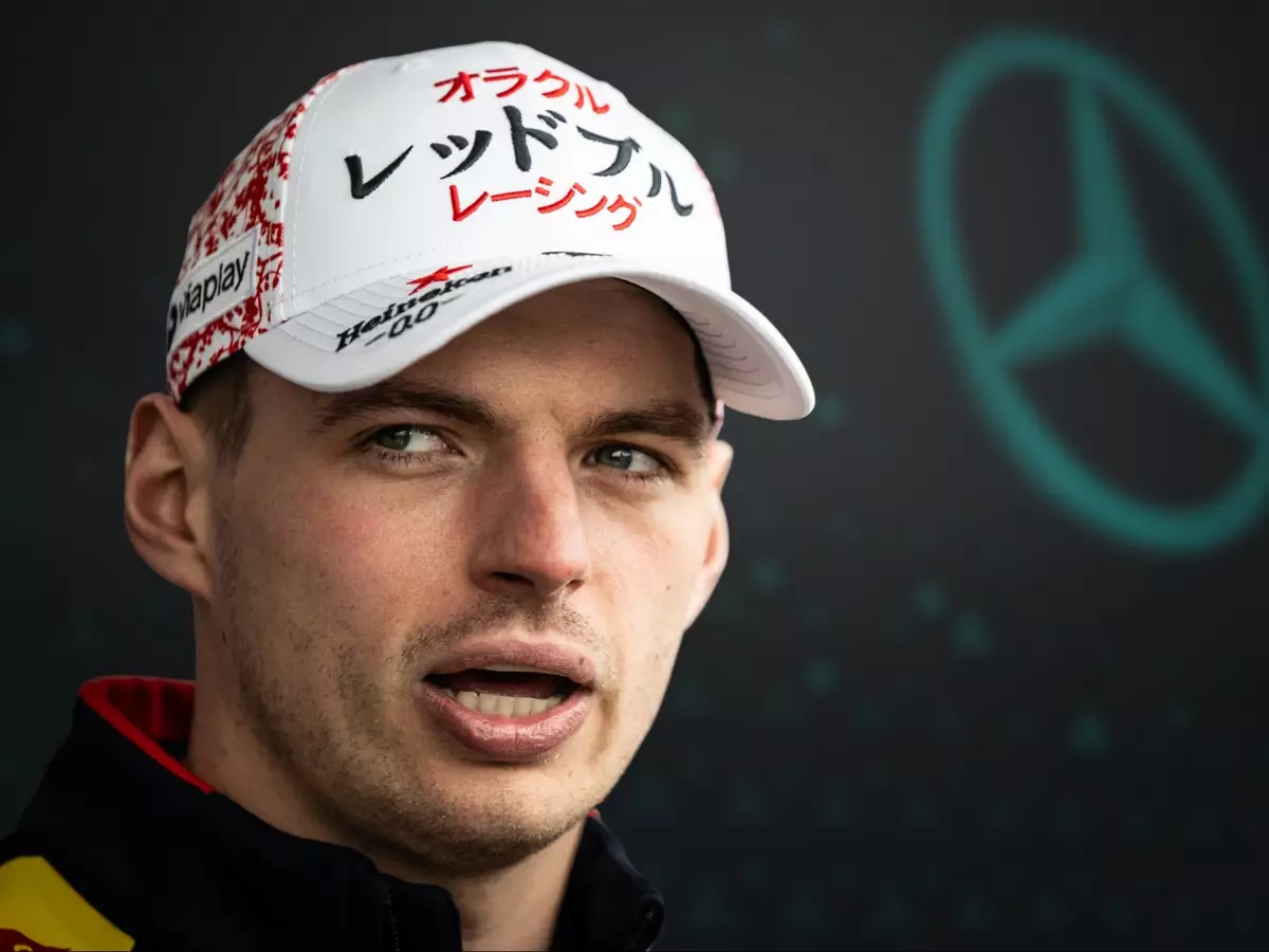 Max Verstappen (Fotomontage vor Mercedes-Logo) Foto zur News: "Normalerweise", "im Moment": Warum macht Verstappen nicht klar Schiff?