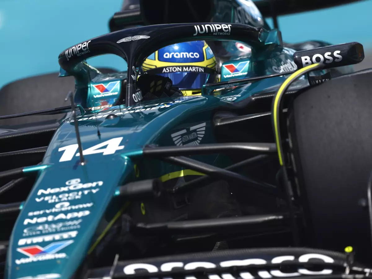 Fernando Alonso im Aston Martin AMR24 beim Formel-1-Training in Miami Foto zur News: Warum Formel-1-Fahrer nichts um ihr Auto herum sehen müssen