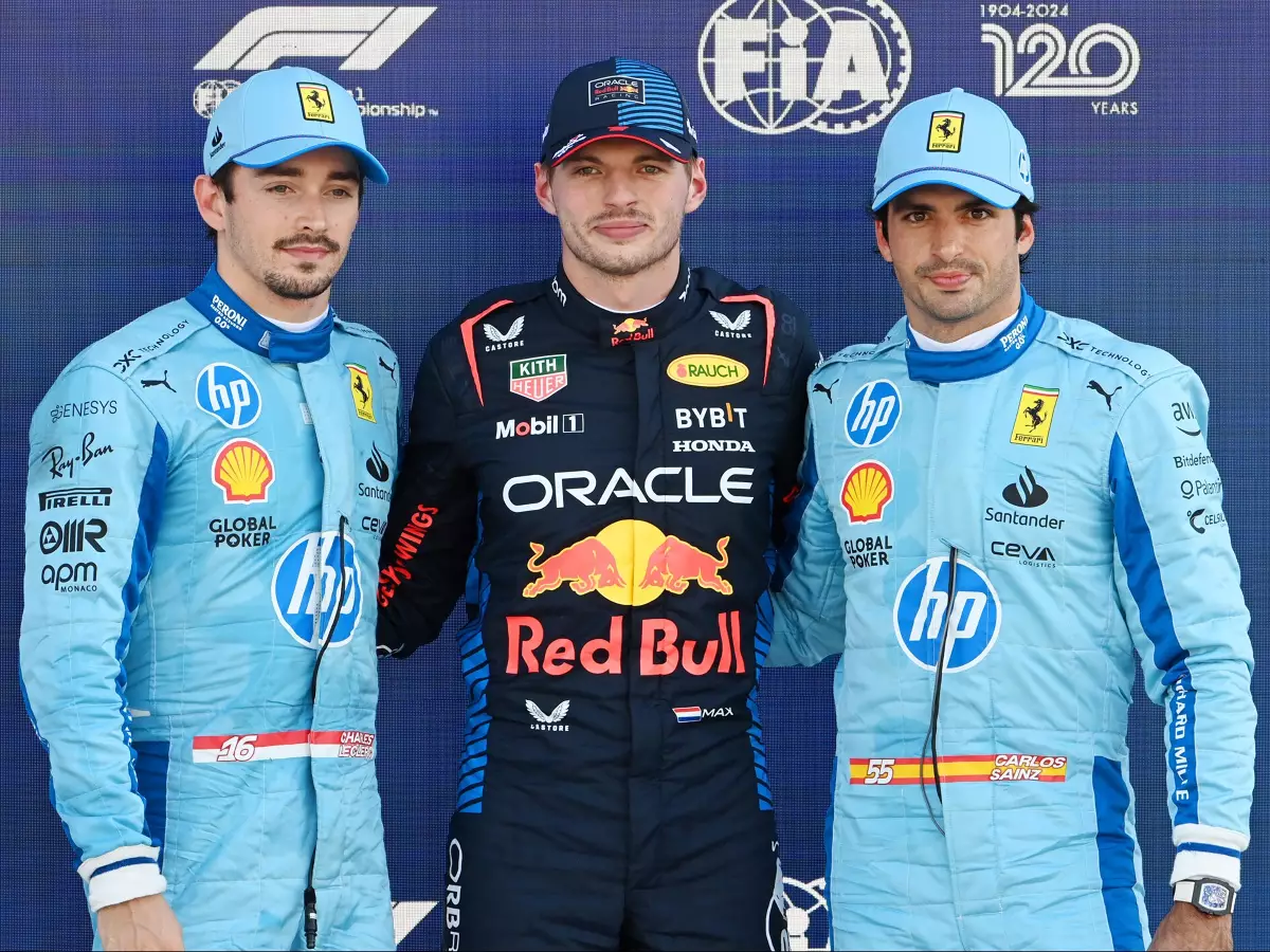 Hellblau vs. Dunkelblau: Charles Leclerc und Carlos Sainz jagen Max Verstappen Foto zur News: Zwei Ferraris wittern Chance gegen einen Red Bull: Alle Augen auf den Start