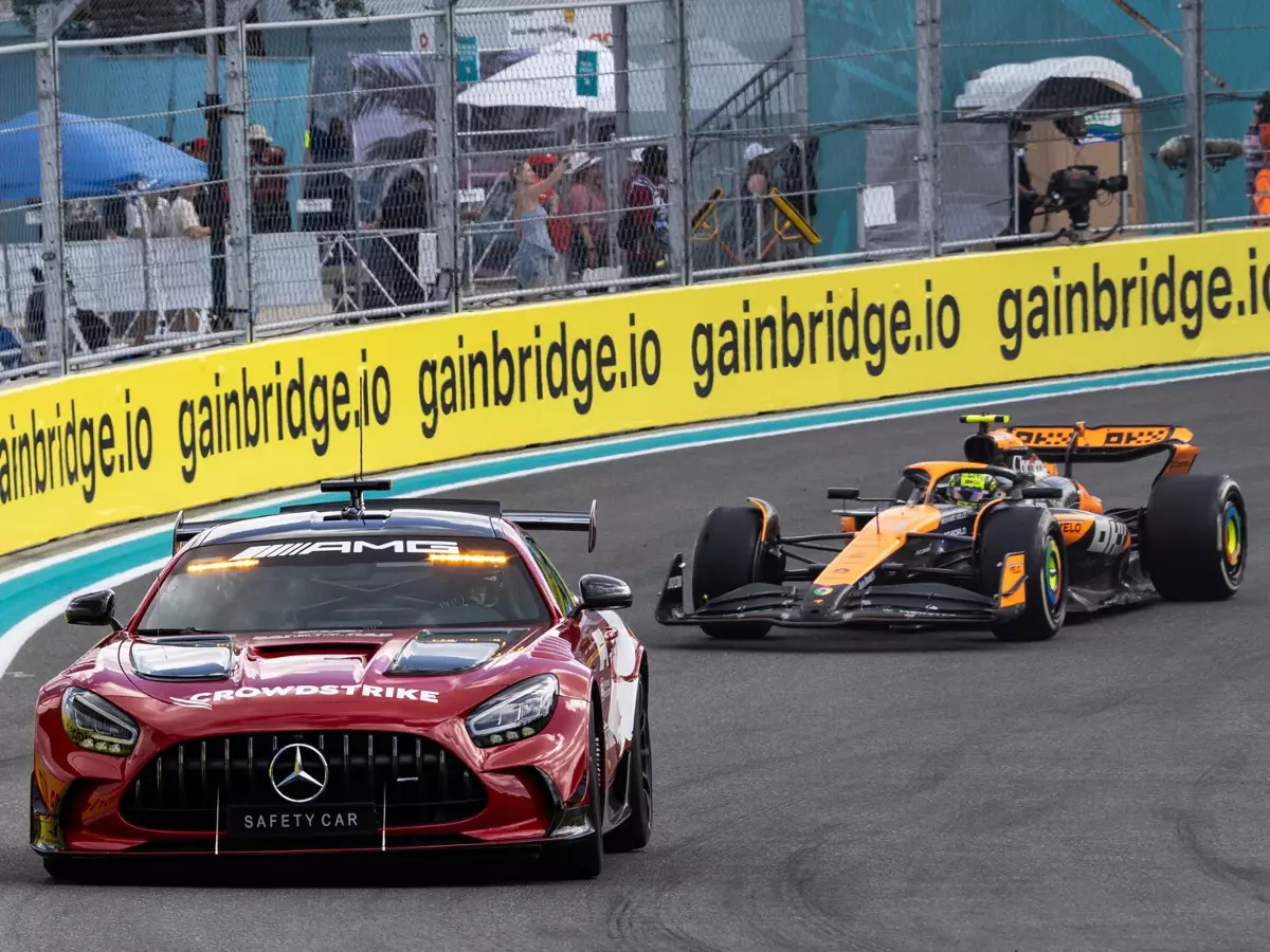 Entscheidend: Das Safety-Car spielte Lando Norris am Sonntag in die Karten Foto zur News: Verstappen zu Norris-Glück mit Safety-Car: "Wenn meine Mutter Eier hätte ..."