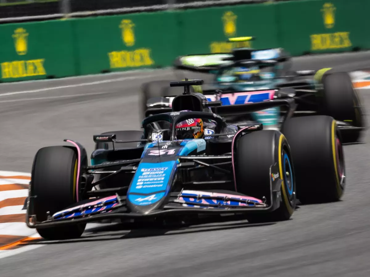 Esteban Ocon im Alpine vor Fernando Alonso im Aston Martin beim Formel-1-Rennen in Miami 2024 Foto zur News: Alpine: "Springen nicht im Dreieck" nach erstem WM-Punkt