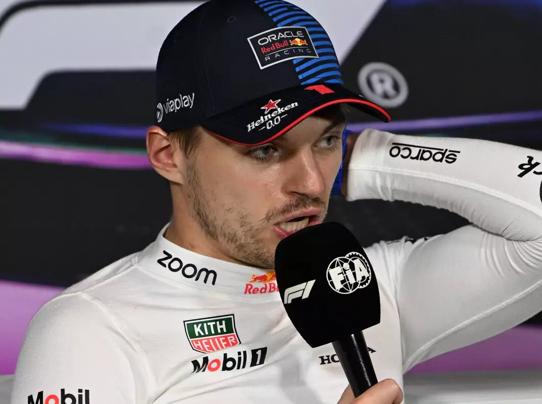Formel-1-Weltmeister Max Verstappen bei einer Pressekonferenz Foto zur News: Verstappen kritisiert FIA-Regel: "Verhindert nicht, wofür sie gedacht ist"