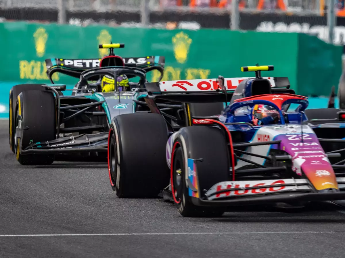 Yuki Tsunoda im Racing Bulls vor Lewis Hamilton im Mercedes in Miami 2024 Foto zur News: Paddy Lowe: Warum Mercedes jetzt zum Hinterherfahren verdammt ist