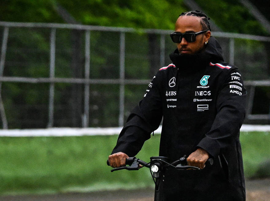 Foto zur News: Lewis Hamilton freut sich: Mercedes hat bald noch tolle Updates