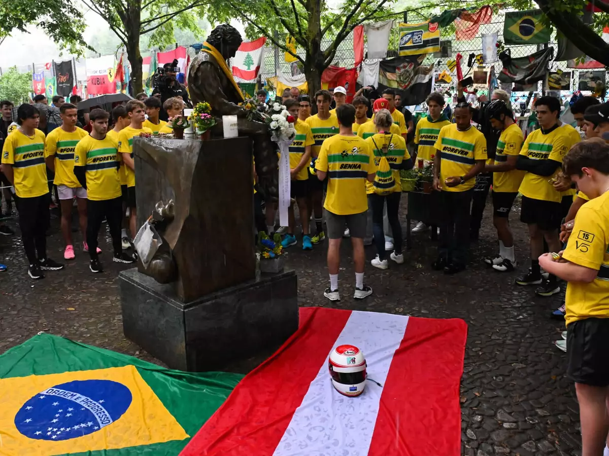 Foto zur News: Kolumne aus Imola: Senna grüßt die Formel 1 von oben