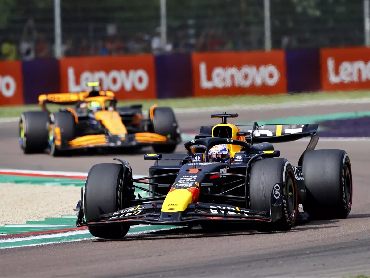 Max Verstappengeriet in der Schlussphase mächtig unter Druck von Lando Norris Foto zur News: Max macht's wieder, aber: Was war in den letzten 15 Runden los?