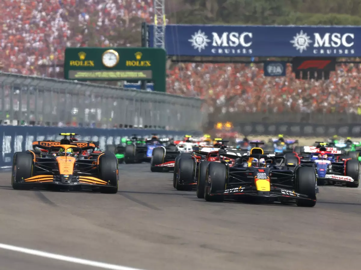 Start in Imola: Max Verstappen und Lando Norris sprinten Richtung erste Kurve Foto zur News: Andrea Stella: Max Verstappens Starts "sind einfach erstaunlich"