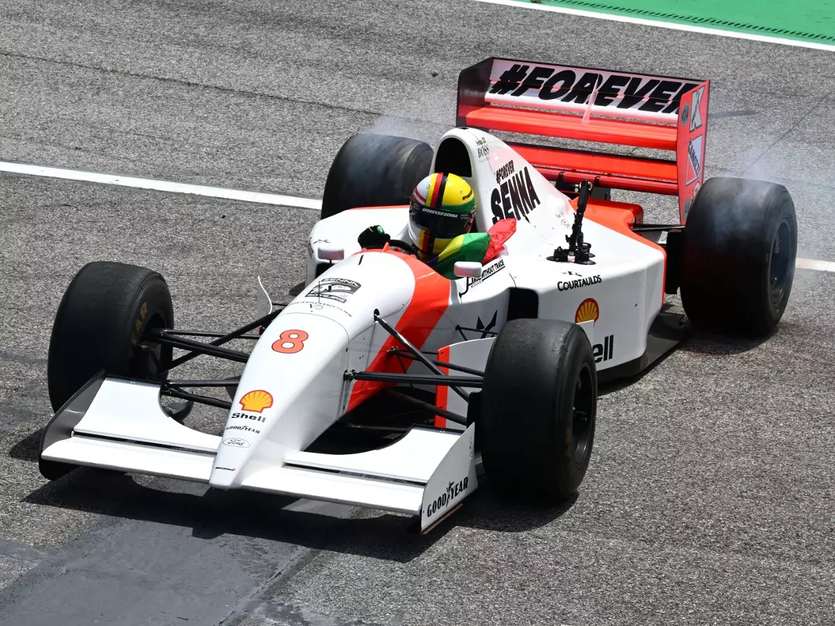 Sebastian Vettel dreht nach seinem Demorun unter dem Jubel der Fans Donuts Foto zur News: Nach emotionalen Runden für Senna: Hat Vettel Lust aufs Formel-1-Comeback?