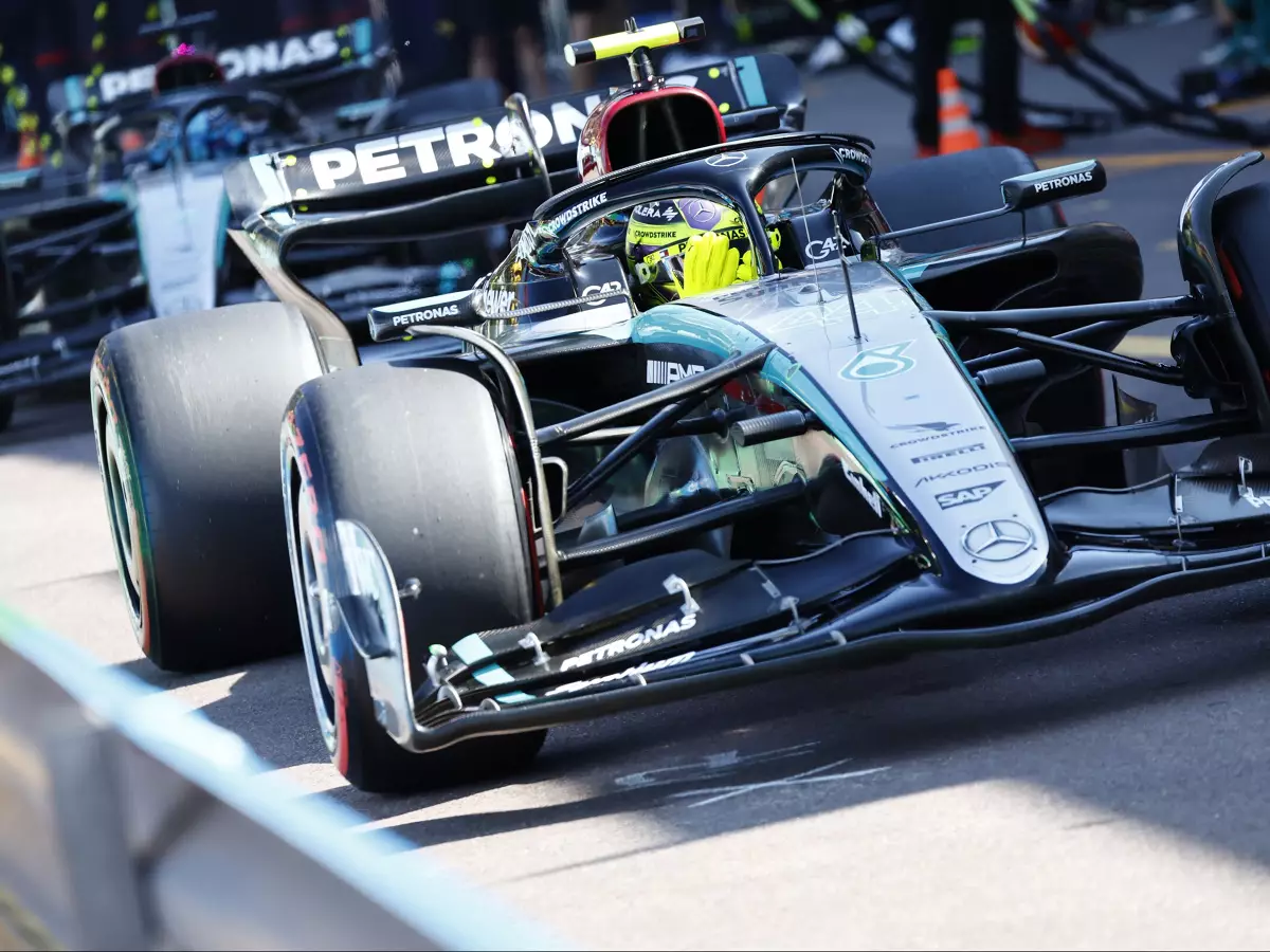Frontflügel im Fokus: Lewis Hamilton und Teamkollege George Russell Foto zur News: Niederlage einkalkuliert: Hamilton nicht mit gleichem Material wie Russell