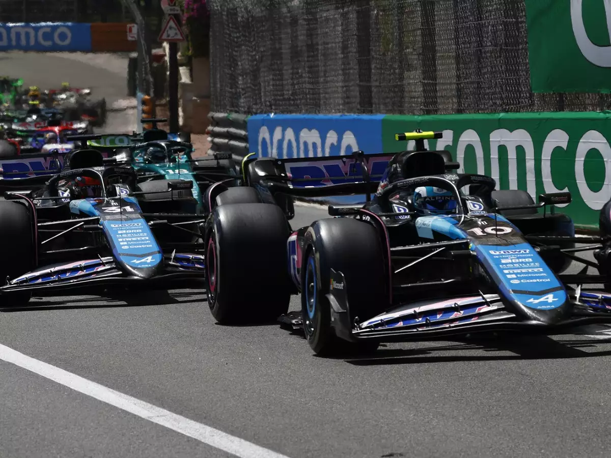 Kamen sich in Monaco viel zu nahe: Alpines Pierre Gasly und Esteban Ocon Foto zur News: "Drastische Konsequenzen": Famin tobt nach Alpine-Crash, droht Ocon Rauswurf?