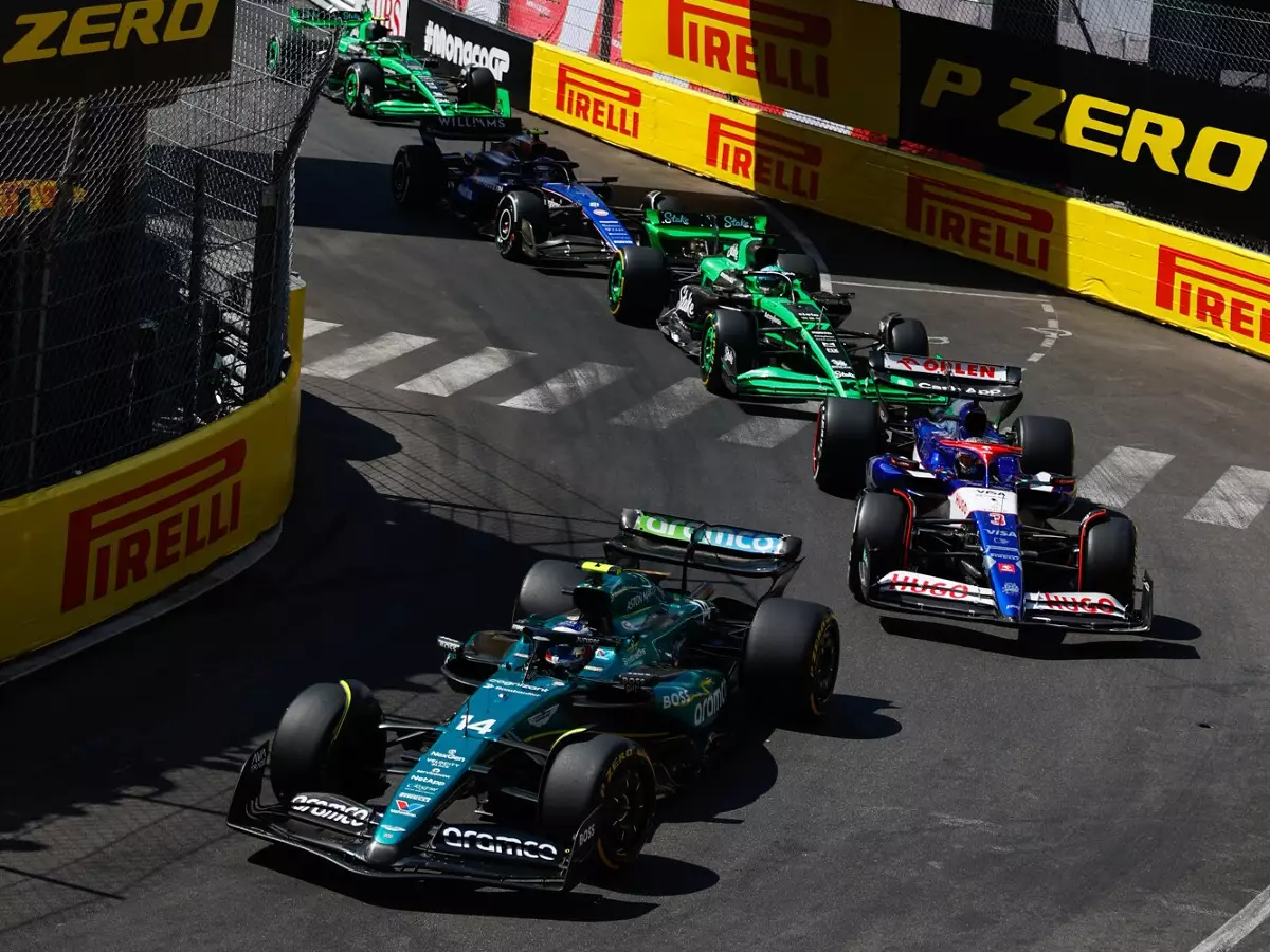 Ganz schön eng: Monaco lieferte mal wieder Racing wie an der Perlenkette Foto zur News: Kurios: Alonso dachte, er wäre Zehnter: "Der ganze Stress für nichts!"