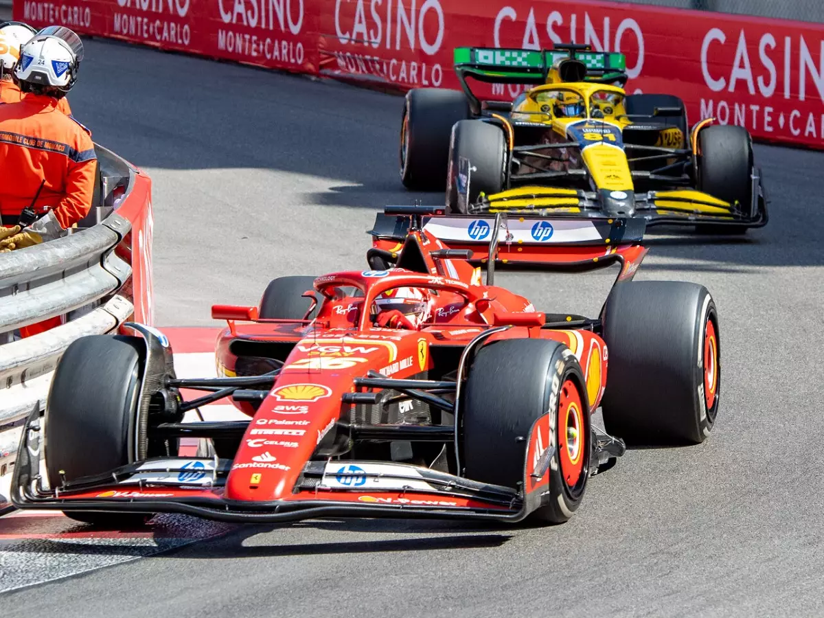 Charles Leclerc und Oscar Piastri beim Formel-1-Rennen in Monaco 2024 Foto zur News: "Langsamer als die Formel 2": Da wollte Piastri seine Chance nutzen