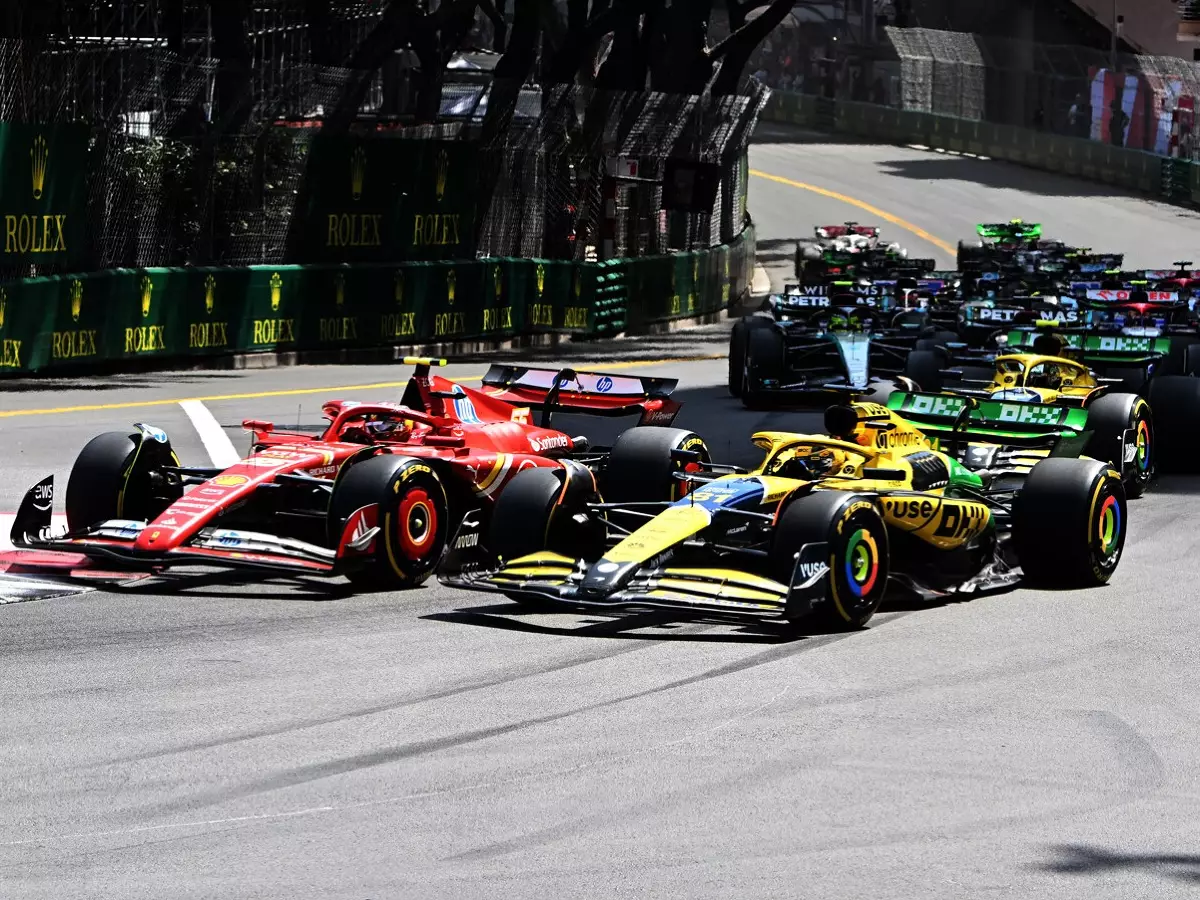 Der Kontakt am Start mit Piastri hätte Sainz das Rennen eigentlich ruiniert Foto zur News: Warum Guanyu Zhou Ferraris Carlos Sainz in Monaco das Podium rettete