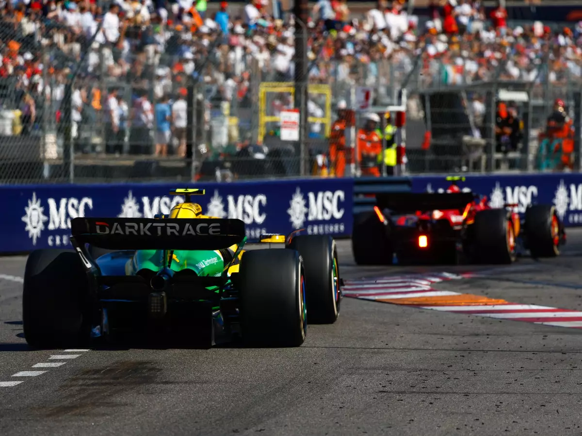 Norris war schon vorbei an Sainz und hatte ihn dann doch wieder vor sich Foto zur News: Norris regt sich über Sainz-Rückkehr am Restart auf: "Es ist einfach unfair"