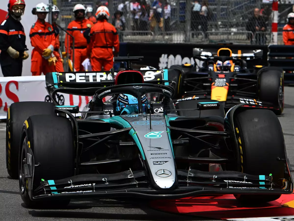 George Russell, Max Verstappen Foto zur News: Mercedes: "Sieht so aus, als wäre Red Bulls Upgrade ein Downgrade gewesen"