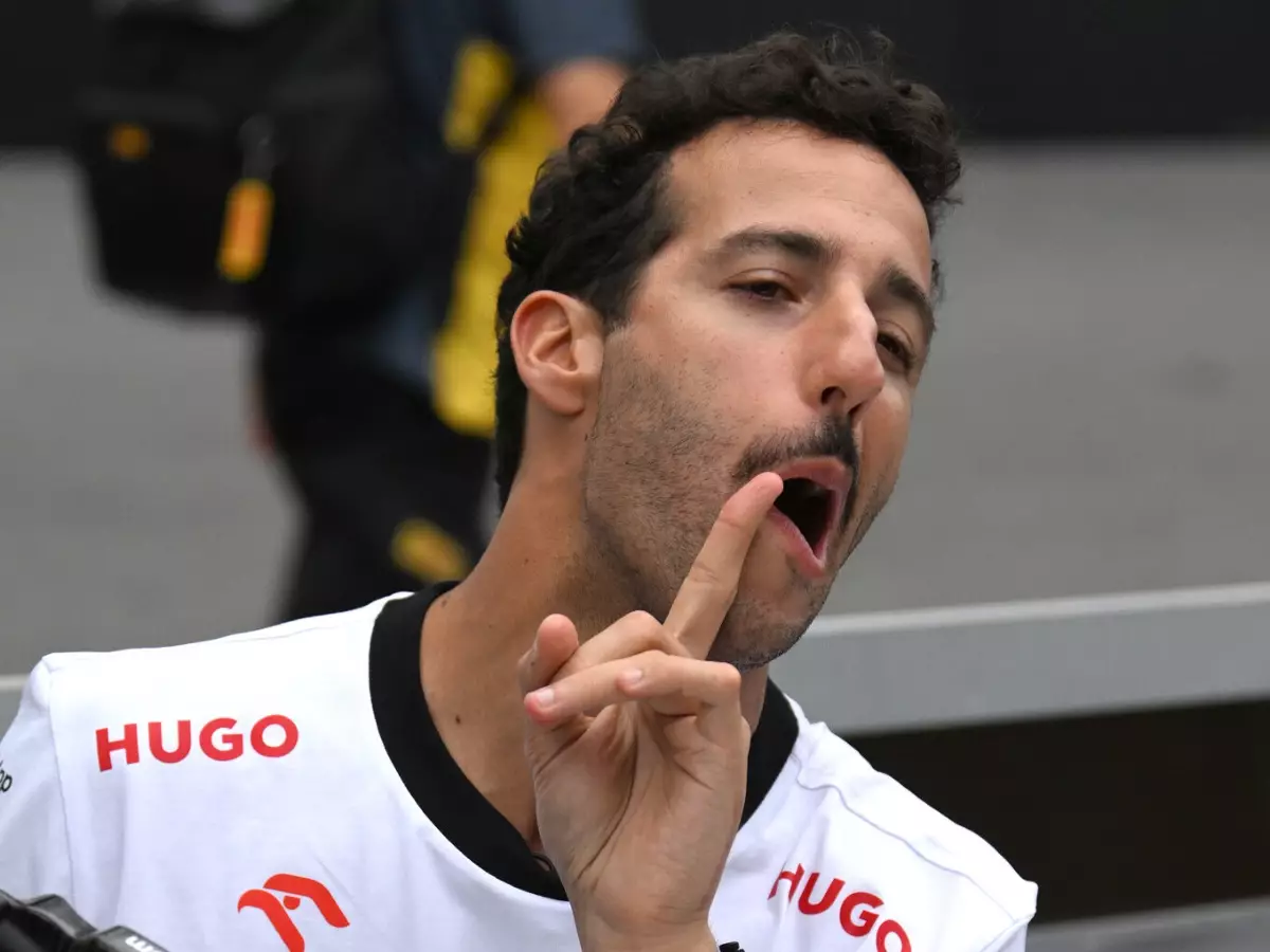 Ist es der Schweigefinger oder findet Ricciardo die Kritik einfach nur zum Kotzen? Foto zur News: Ricciardo kontert Villeneuve-Kritik: "Der erzählt doch immer nur Scheiße"