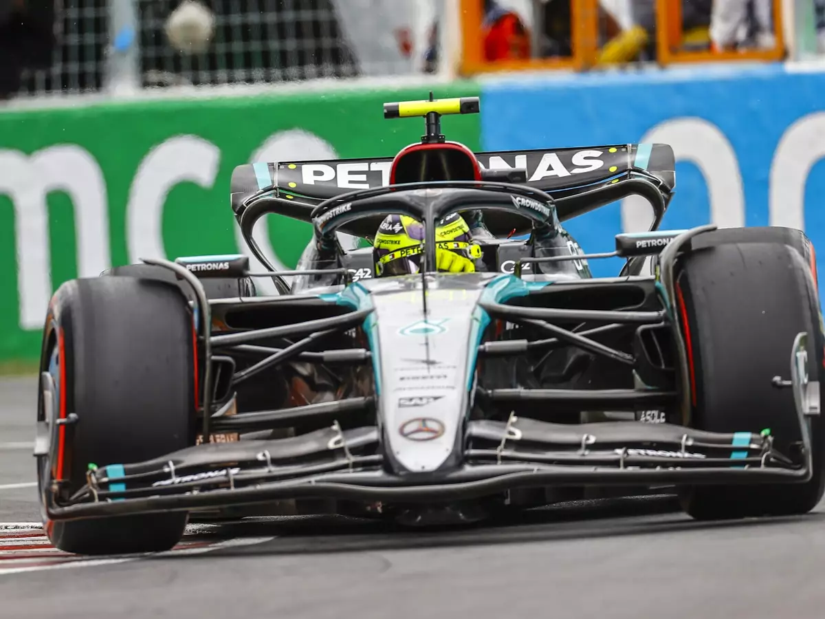 Am Rudern: Lewis Hamilton hatte mit dem W15 am Ende von Q3 zu kämpfen Foto zur News: Hamilton-Einbruch verwundert Mercedes: "Lewis schien die Oberhand zu haben"