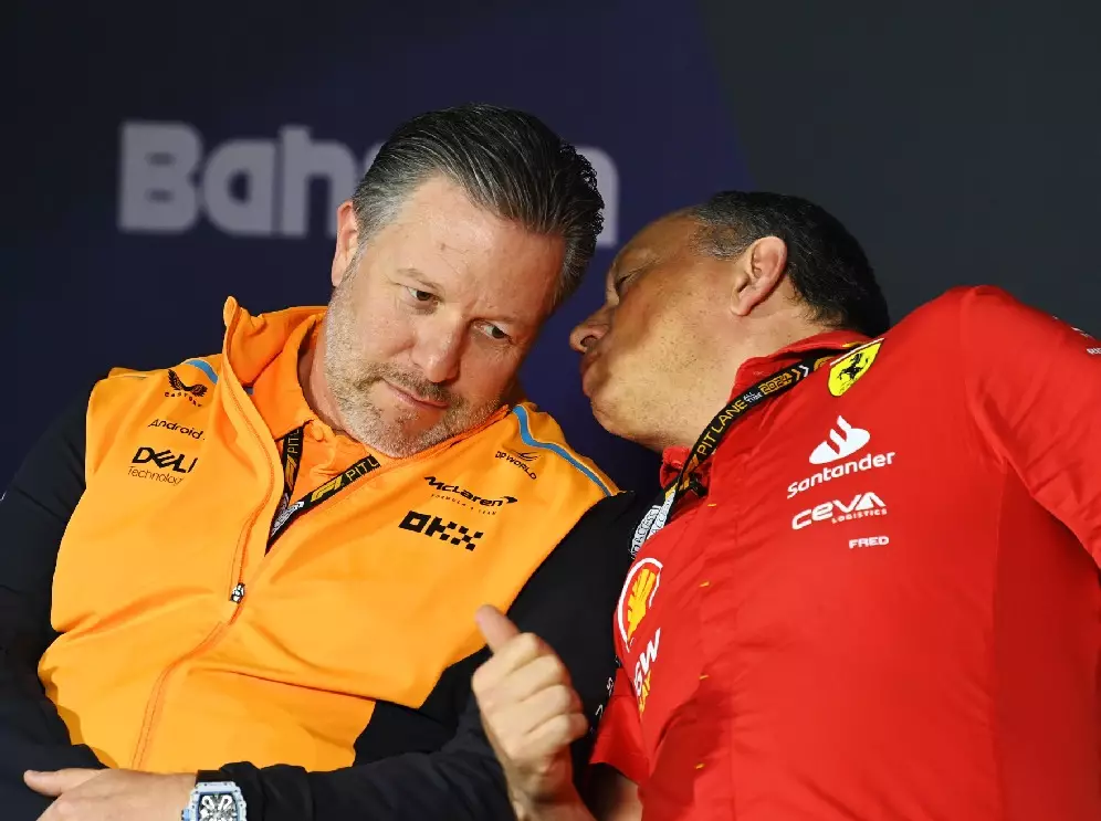 Zak Brown (McLaren) und Fred Vasseur (Ferrari) Foto zur News: Brown erklärt Freundschaft mit Vasseur: Die gleichen "ethischen Grenzen"