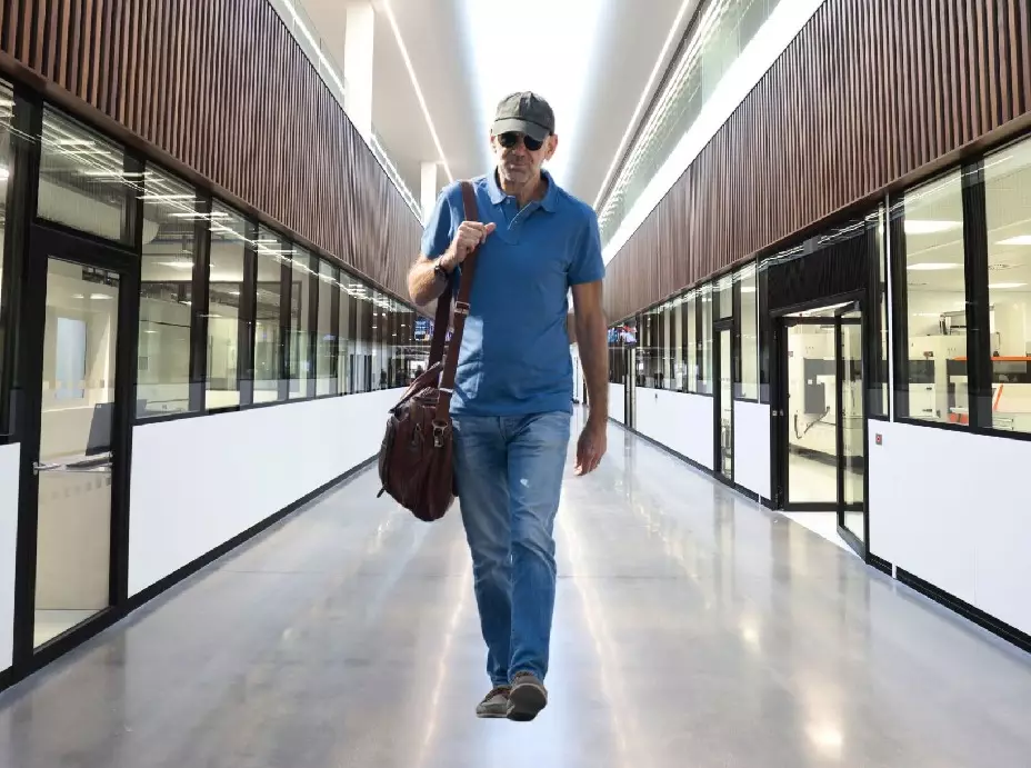 Fotomontage: Formel-1-Designer Adrian Newey im Aston-Martin-Werk Foto zur News: Aston Martin lockt Adrian Newey: Geheime Werksführung in Silverstone!