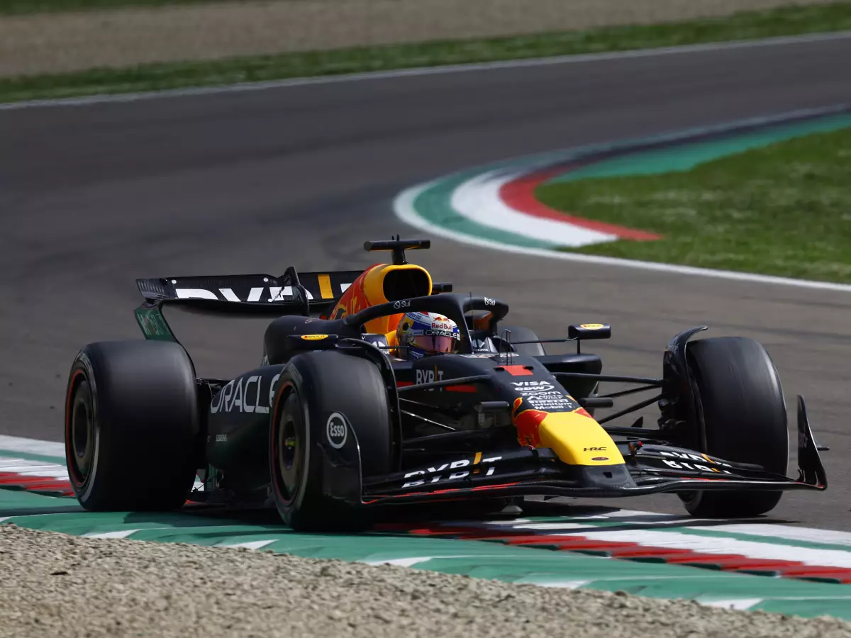 Foto zur News: Max Verstappen absolviert privaten Test im Red Bull RB18 in Imola