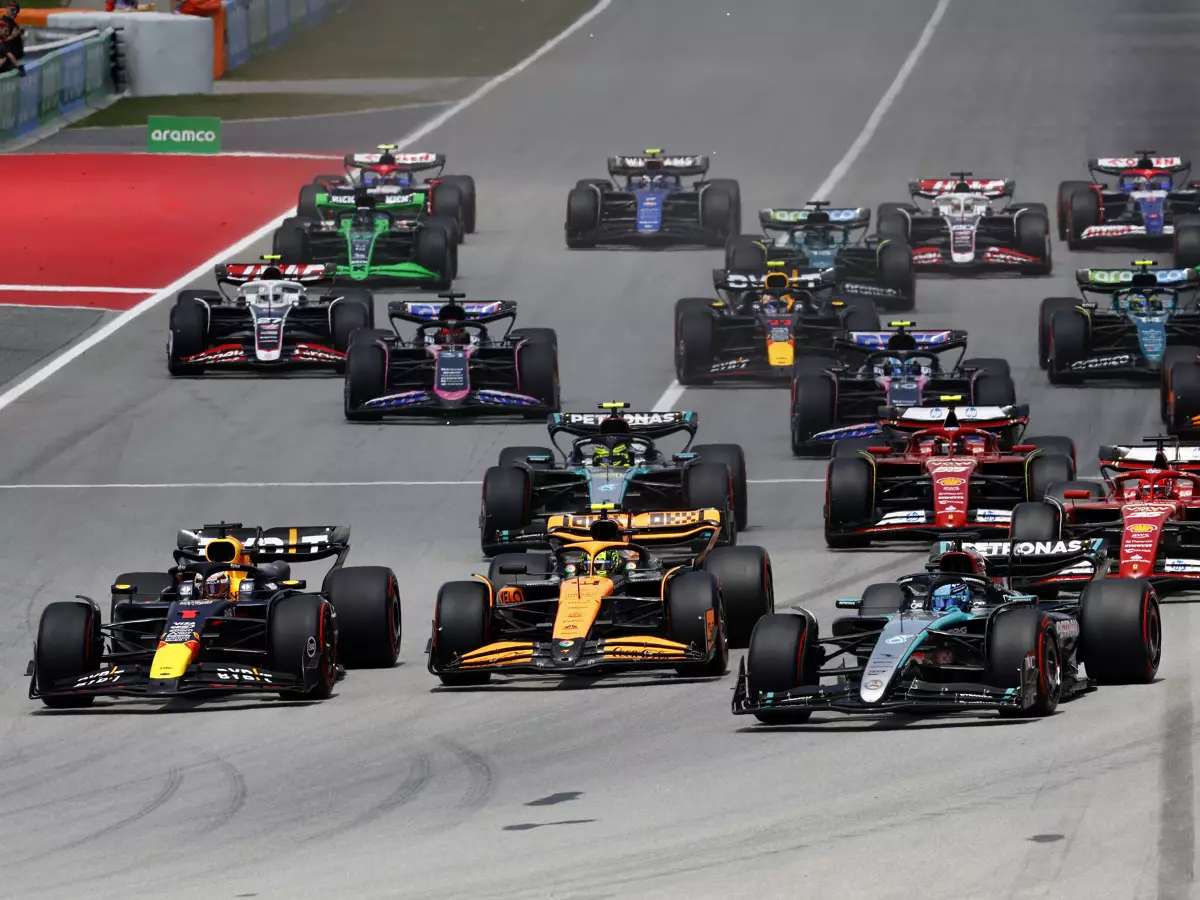 Lando Norris, Max Verstappen, George Russell Foto zur News: Norris ärgert sich: Verlorener Start kostet Barcelona-Sieg gegen Verstappen