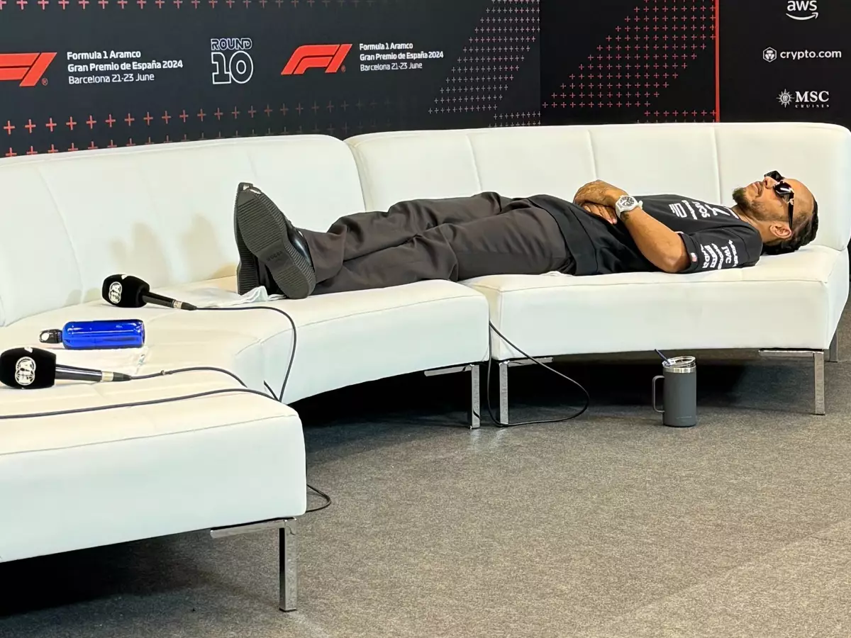 Lewis Hamilton Foto zur News: Hamilton entspannt nach erstem Podium: "Ein paar Zehntel fehlen noch"