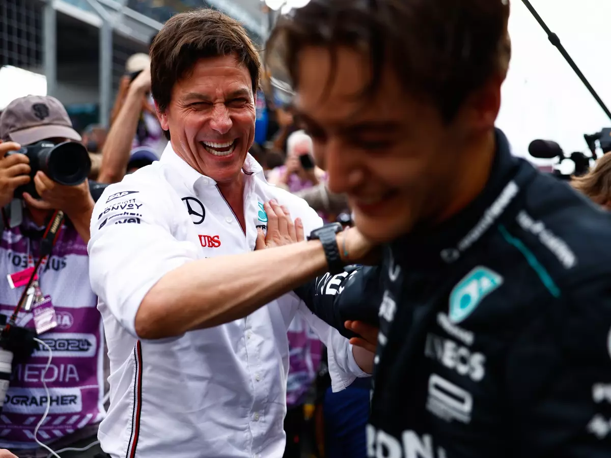 Mercedes-Teamchef Toto Wolff jubelt mit Spielberg-Sieger George Russell Foto zur News: Wolff schreit Russell an: "Die größte Dummheit in meinen zwölf Jahren F1"