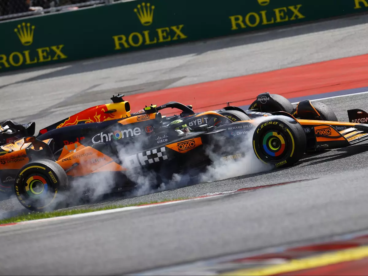 Ein Duell, zwei Verlierer: Max Verstappen und Lando Norris in Spielberg Foto zur News: Marko über "unnötige" Kollision: "Max mehr innerhalb vom Limit als Lando"