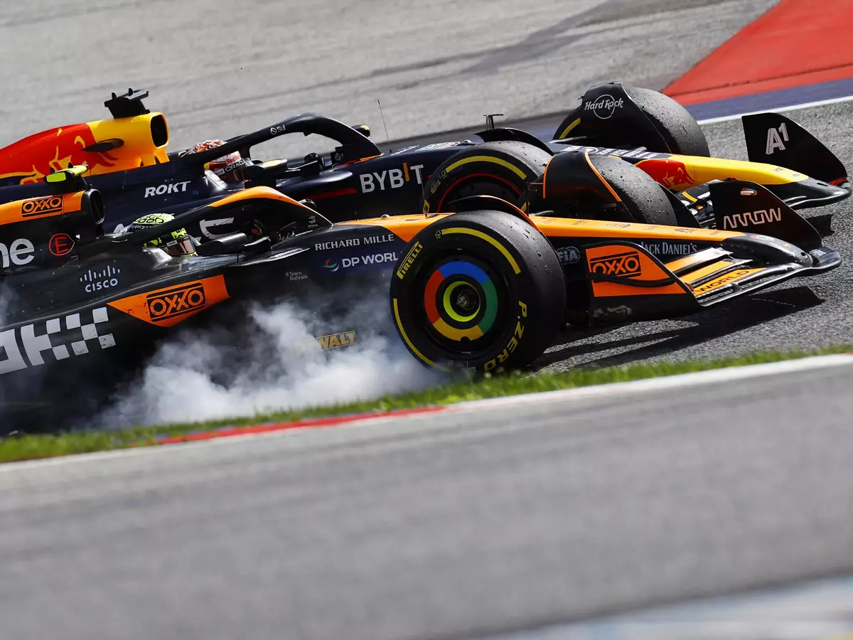 McLaren-Fahrer Lando Norris und Red-Bull-Fahrer Max Verstappen im Zweikampf Foto zur News: Provokantes Social-Posting: McLaren macht Stimmung gegen Verstappen