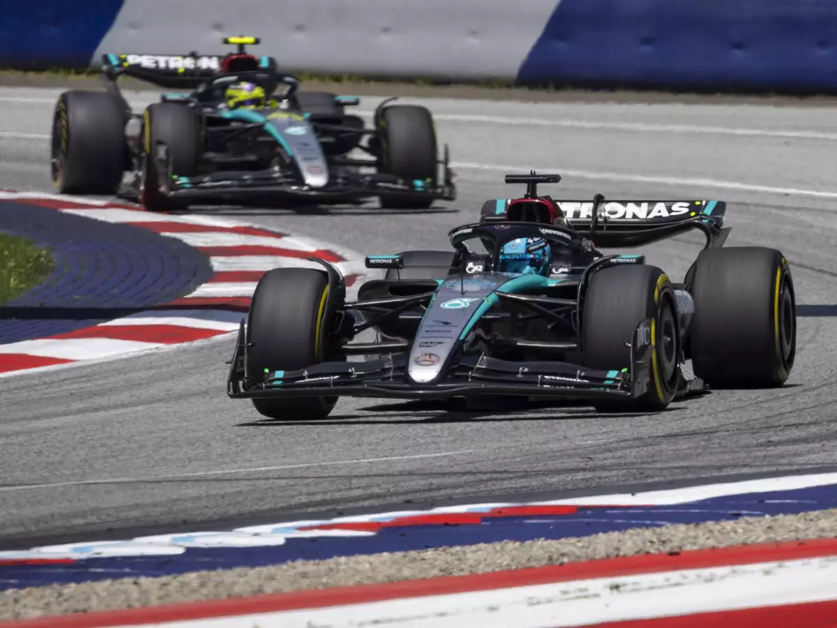 George Russell vor seinem Mercedes-Teamkollegen Lewis Hamilton beim Formel-1-Rennen in Österreich 2024 Foto zur News: George Russell: Mercedes hat "wirklich aufgedreht"
