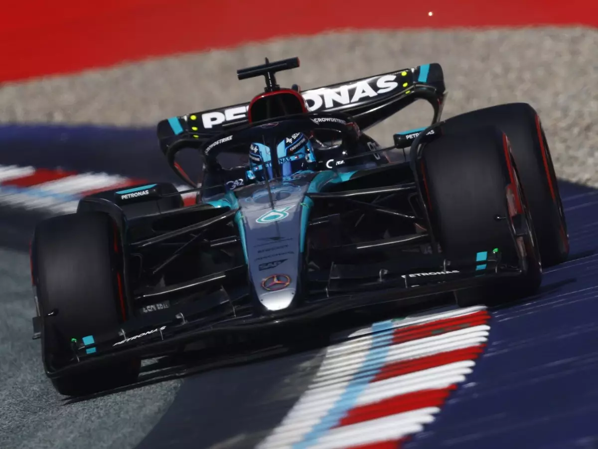 George Russell im Mercedes W15 beim Formel-1-Rennen in Spielberg 2024 Foto zur News: Mercedes: Sind jetzt gut genug für "Abstauber"