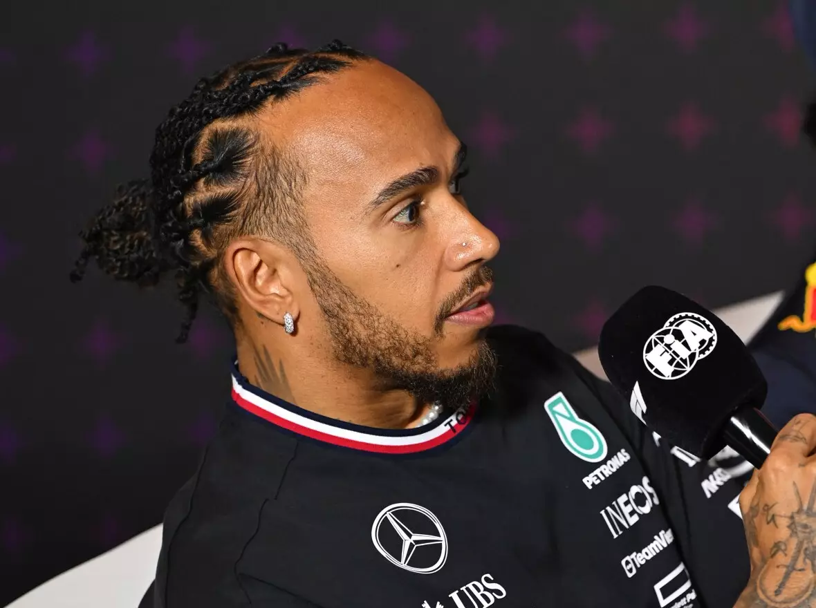 Mercedes-Fahrer Lewis Hamilton in der Formel-1-Pressekonferenz in Silverstone 2024 Foto zur News: Alles nur wegen 2021? "Da stimme ich nicht zu", sagt Lewis Hamilton