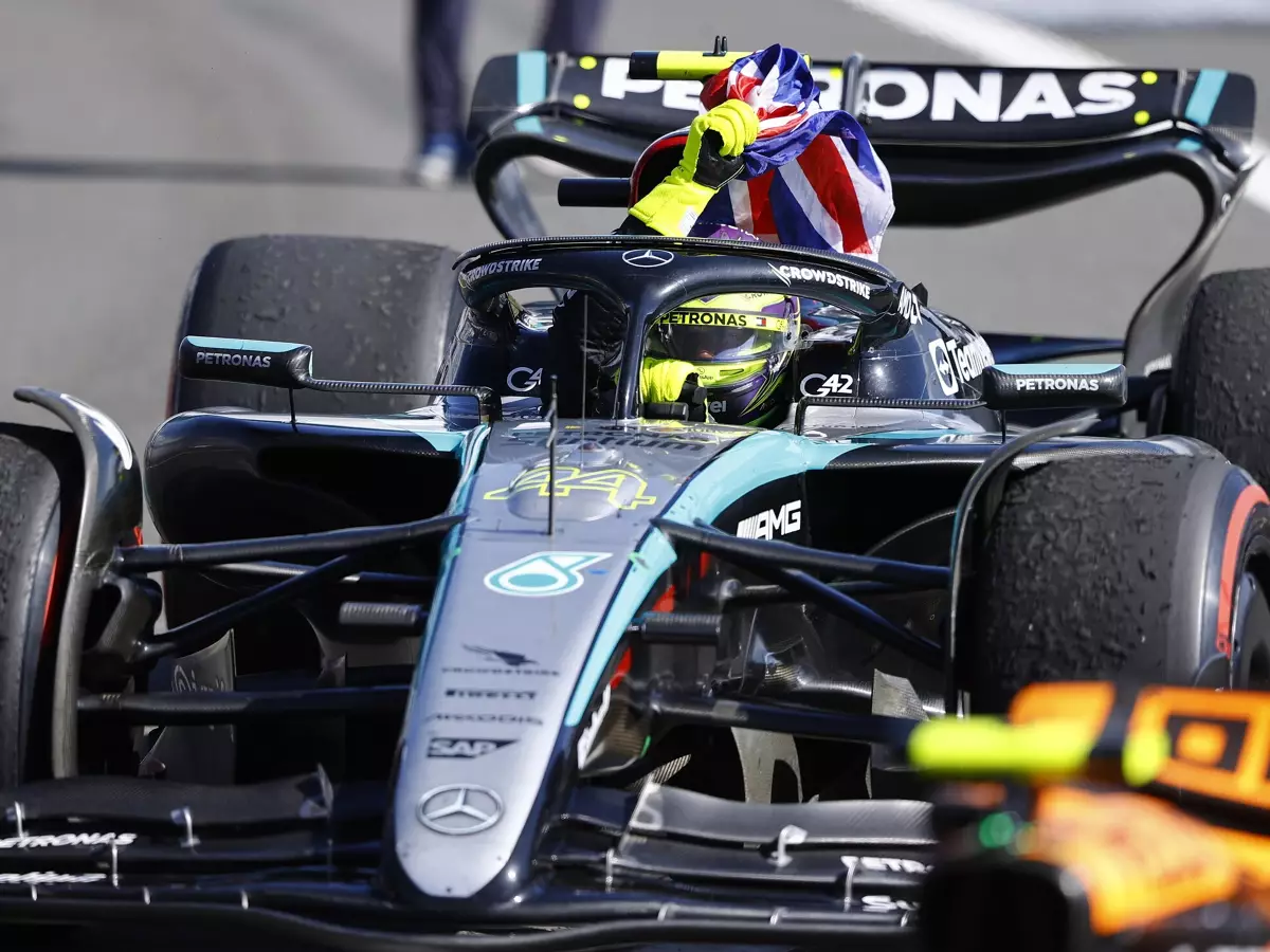 Lewis Hamilton lässt Silverstone Kopf stehen: Jubel mit dem Union Jack Foto zur News: Hamiltons Sieg für die Ewigkeit: "So oft gedacht, dass es nie wieder passiert"