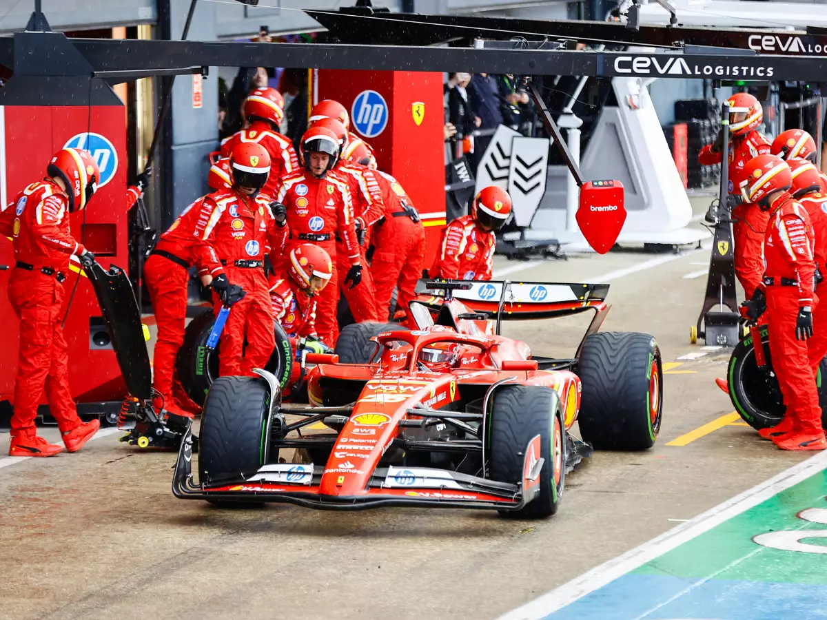 Charles Leclerc (Ferrari SF-24) beim Boxenstopp beim Formel-1-Rennen in Silverstone 2024 Foto zur News: Nach Ausrutscher in Kurve 3: Leclerc traf falsche Reifenentscheidung selbst