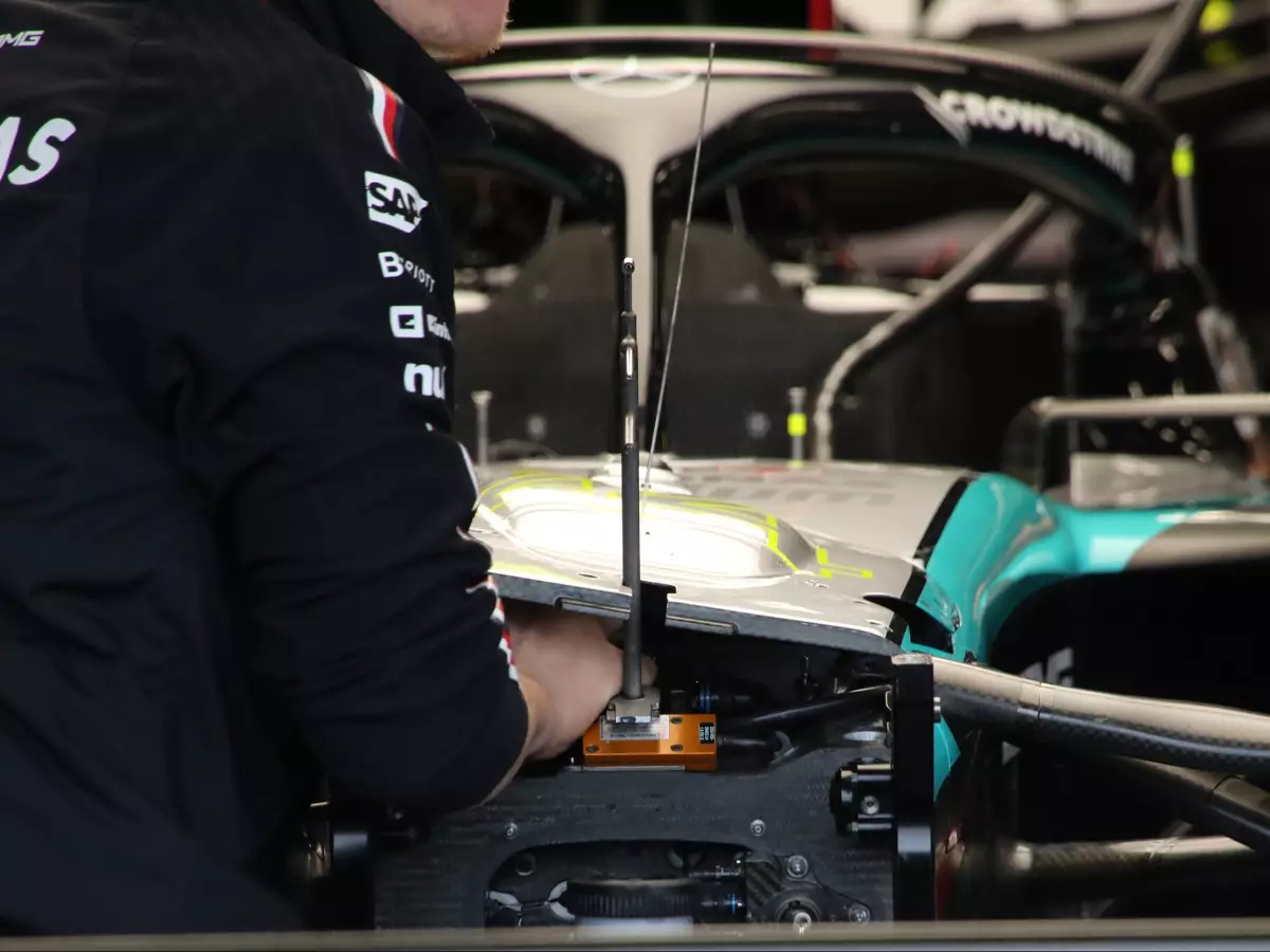 Mercedes-Nase im Detail Foto zur News: Mercedes mit Ausbuchtung an der Nase: Kühlung oder Federung verbessert?