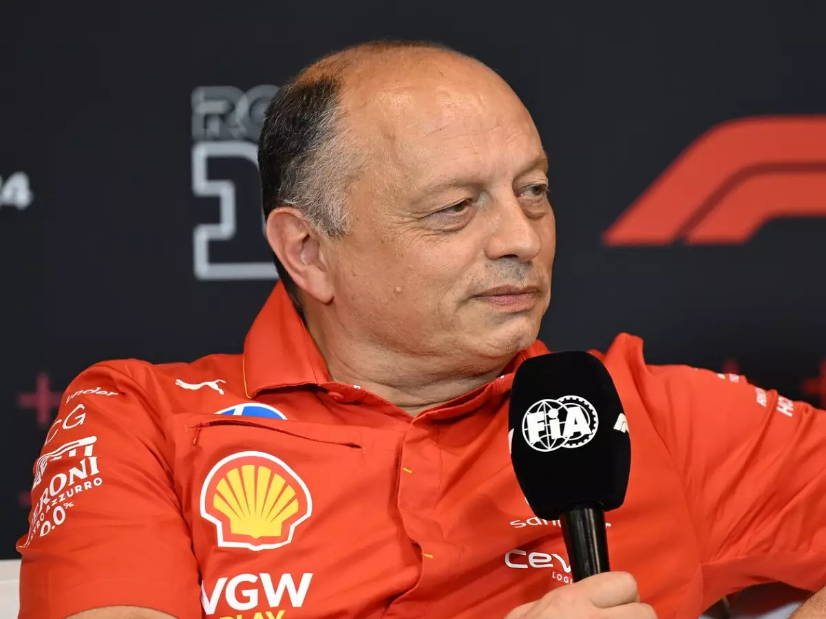 Ferrari-Teamchef Frederic Vasseur bei einer Pressekonferenz Foto zur News: Formkurve zeigt nach unten: Ferrari schaut aktuell nicht auf WM