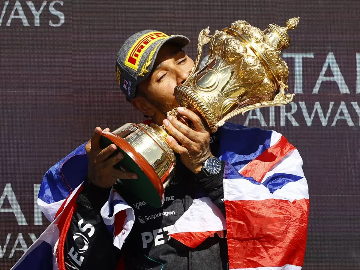 Lewis Hamilton jubelt über seinen Sieg beim Formel-1-Rennen in Silverstone 2024 Foto zur News: Lewis Hamilton: Bereut er seinen Wechsel zu Ferrari schon?