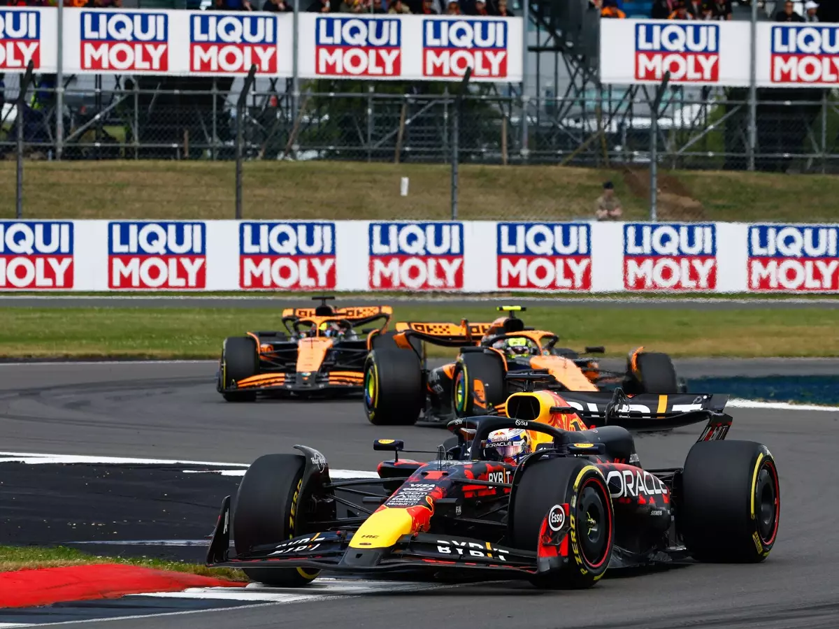 Max Verstappen, Lando Norris, Oscar Piastri Foto zur News: Wo ist der Vorteil von Red Bull in der Formel 1 2024 geblieben?