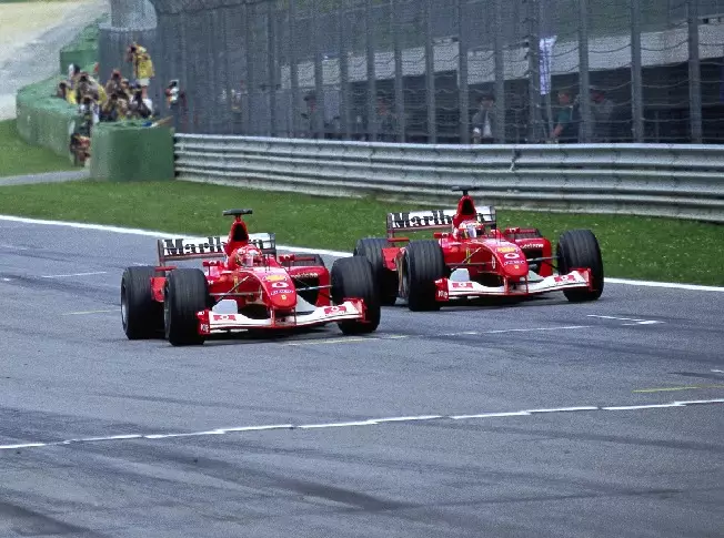 Österreich 2002: Rubens Barrichello lässt Michael Schumacher vorbei Foto zur News: Ein Blick in die Geschichte: So wurden Rennen per Stallorder entschieden