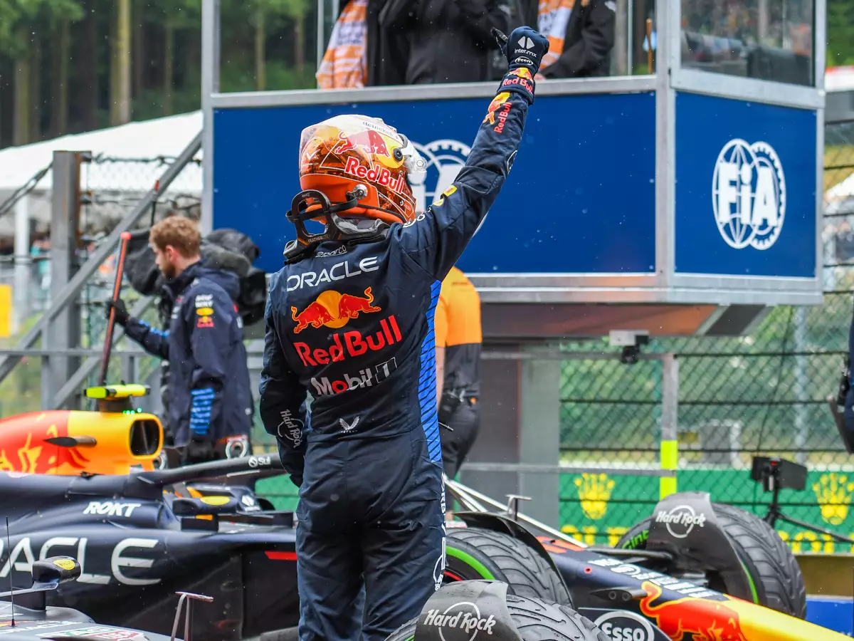 Max Verstappen (Red Bull) jubelt über die Pole beim Formel-1-Rennen in Belgien 2024 Foto zur News: Max Verstappen: Wird ihm der steile Flügel im Rennen zum Verhängnis?