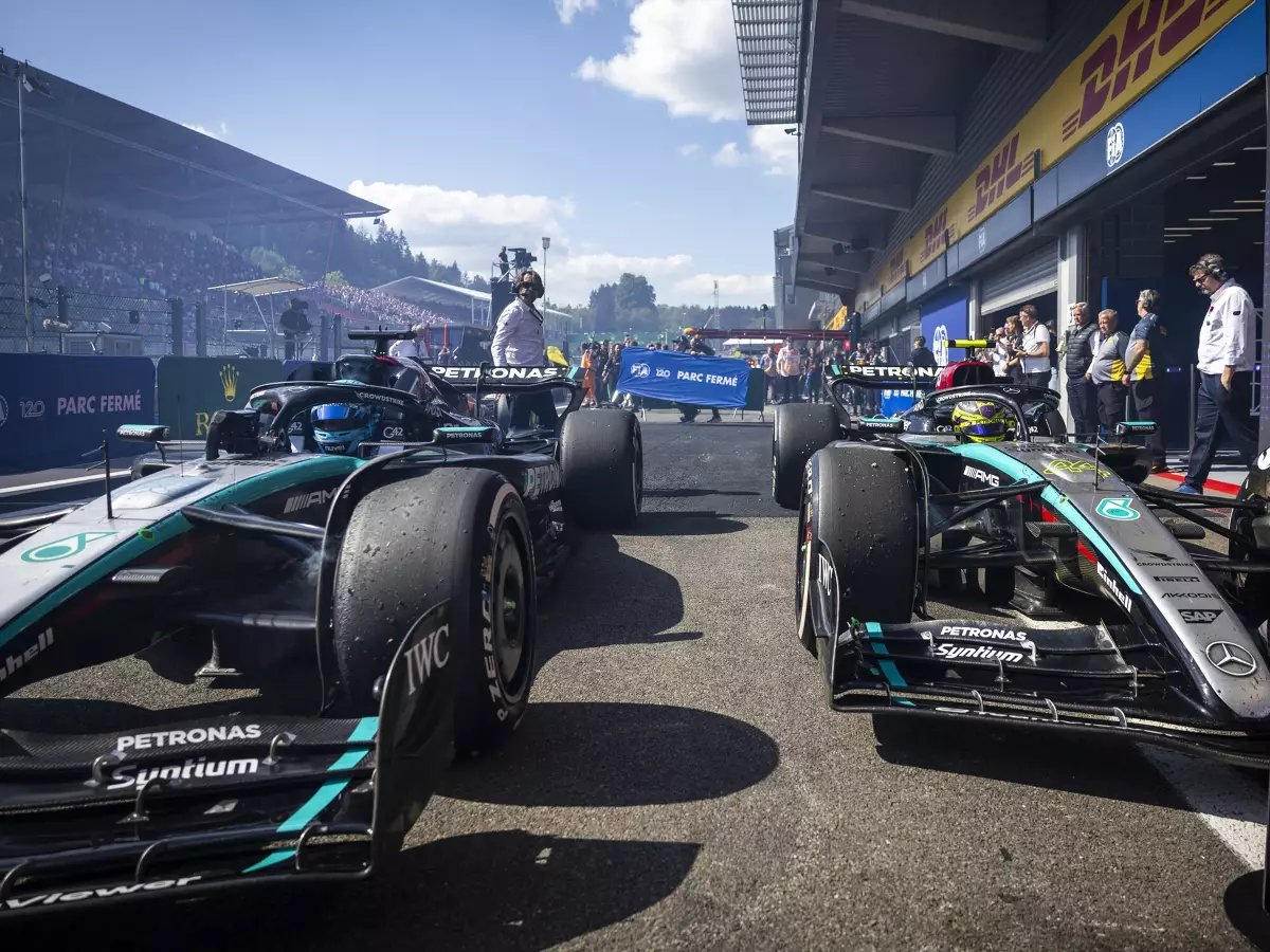 George Russell verliert den Sieg in Spa, Teamkollege Lewis Hamilton profitiert Foto zur News: "Verdienter Sieger" Hamilton stellt klar: "Ich wollte nicht stoppen"